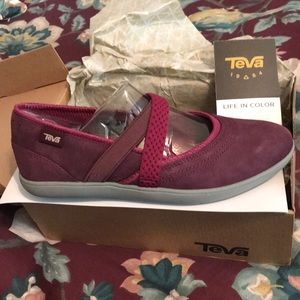 NWT Hydro-life Slip-on Leather Tevas